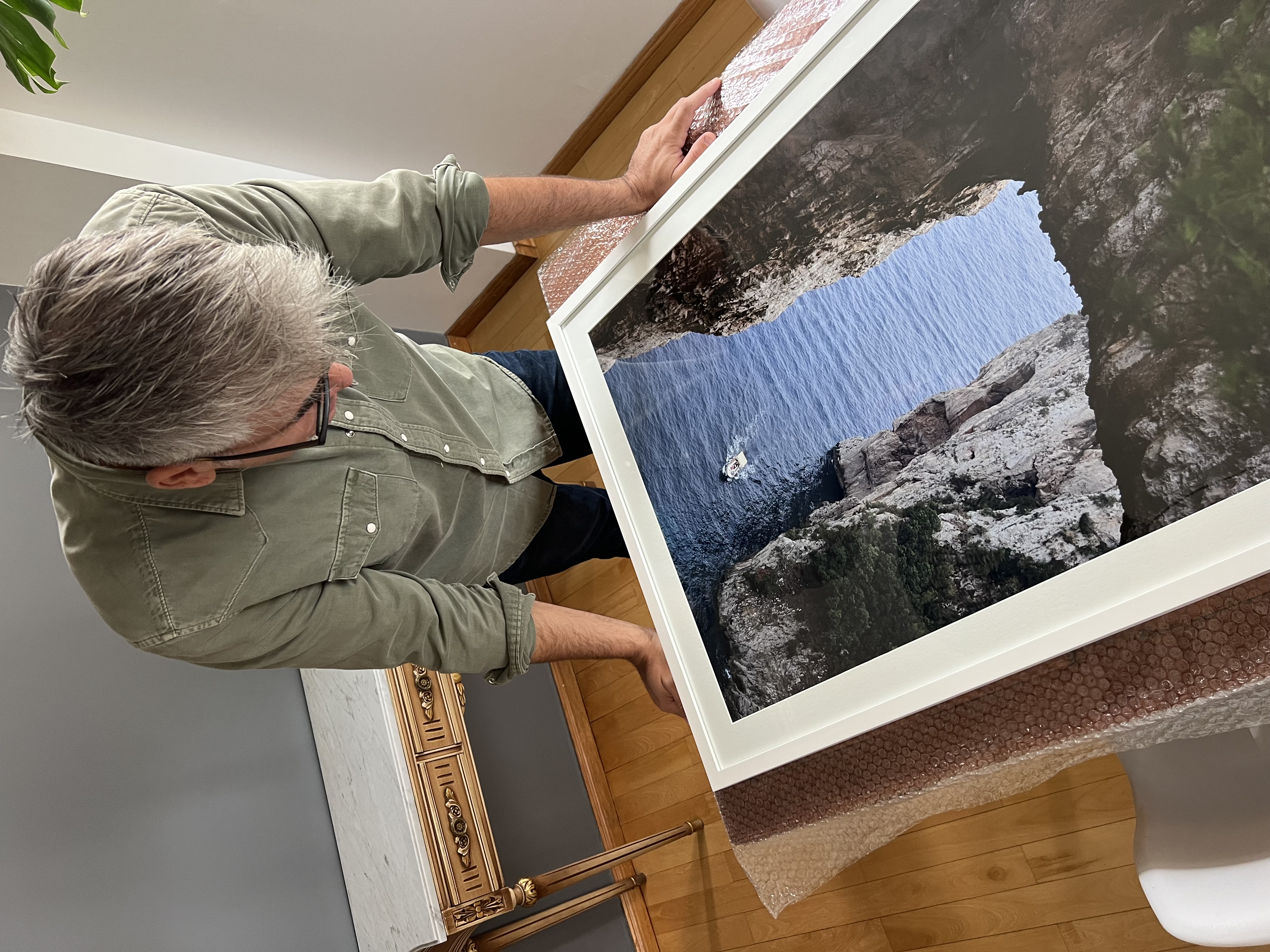Fotógrafo mirando su obra enmarcada