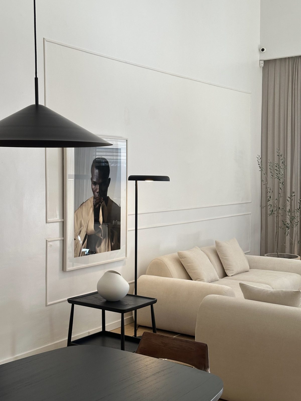 Obra de CAOS GALERÍA en un proyecto de interiorismo - Living