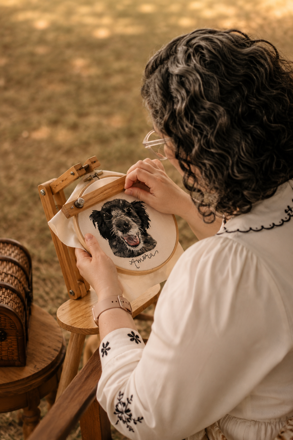 Aline bordando um pet ao ar livre