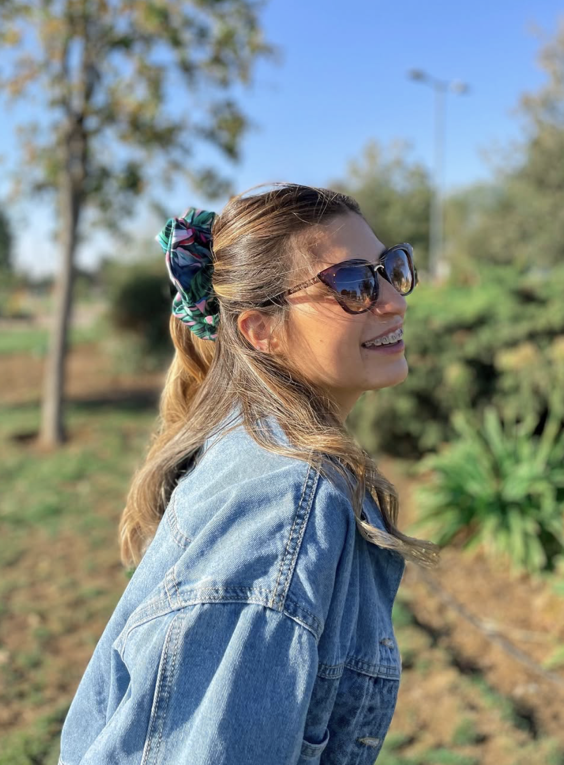 Mujer con coleta usando un scrunchie