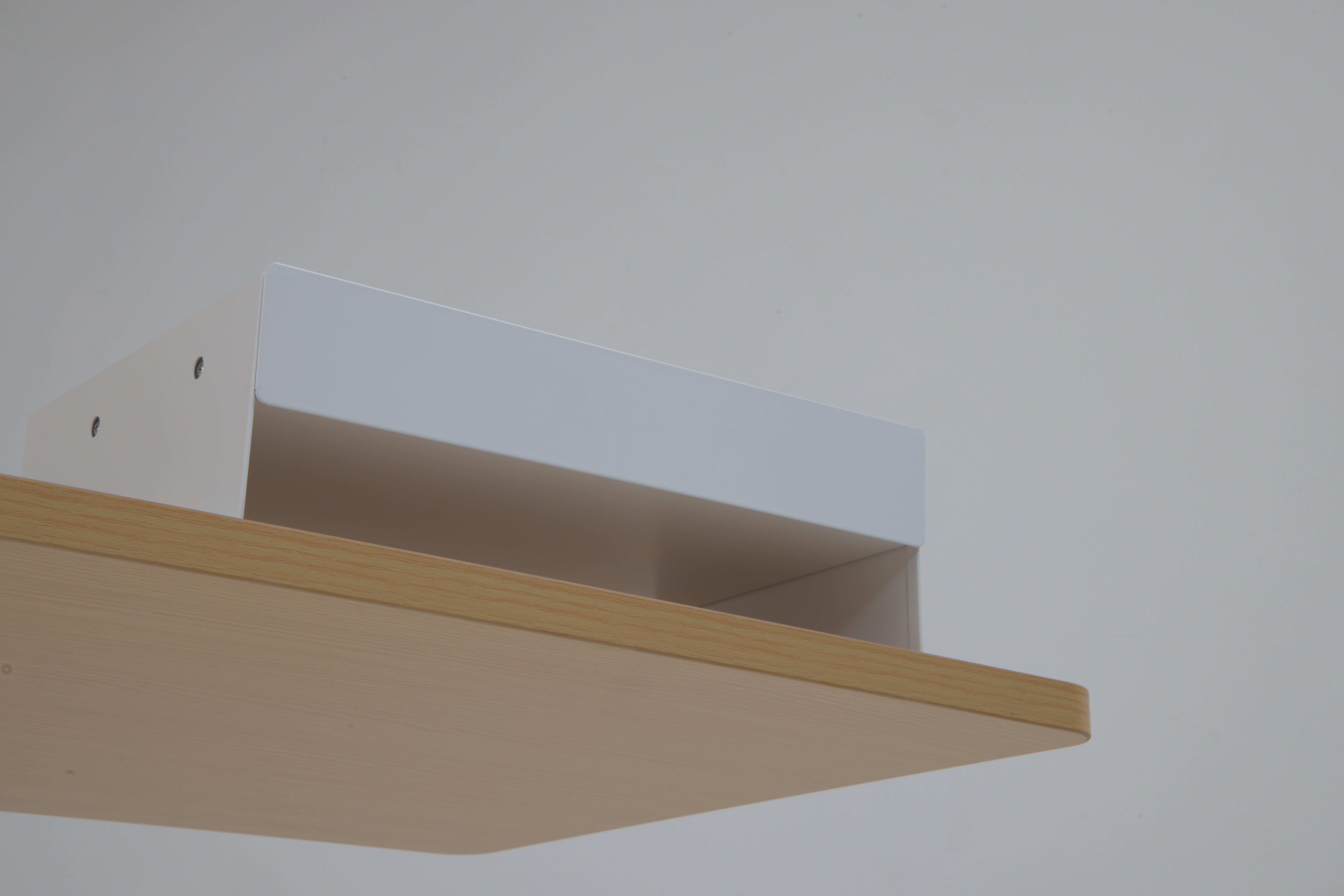 Cajón metálico y espacio para carpetas