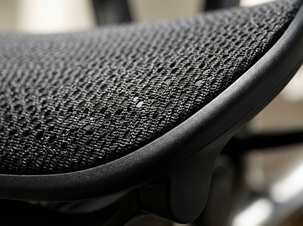 Detalle macro del mesh transpirable de la Ergohuman Ultra Gaming