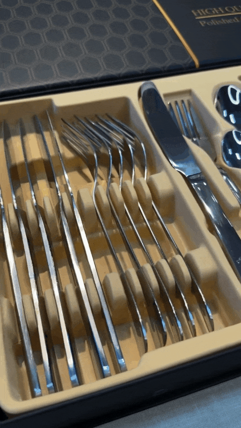 Set de cubiertos plateados en uso