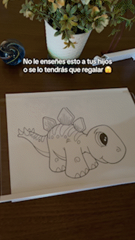 Ni&ntilde;o usando la Pizarra M&aacute;gica LED