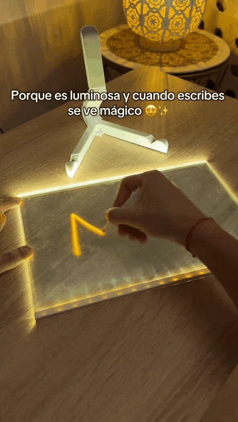 Ni&ntilde;o dibujando en la pizarra LED