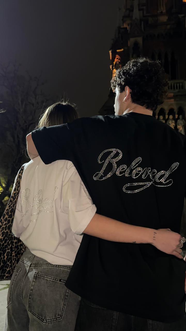 Pareja usando Beloved de noche