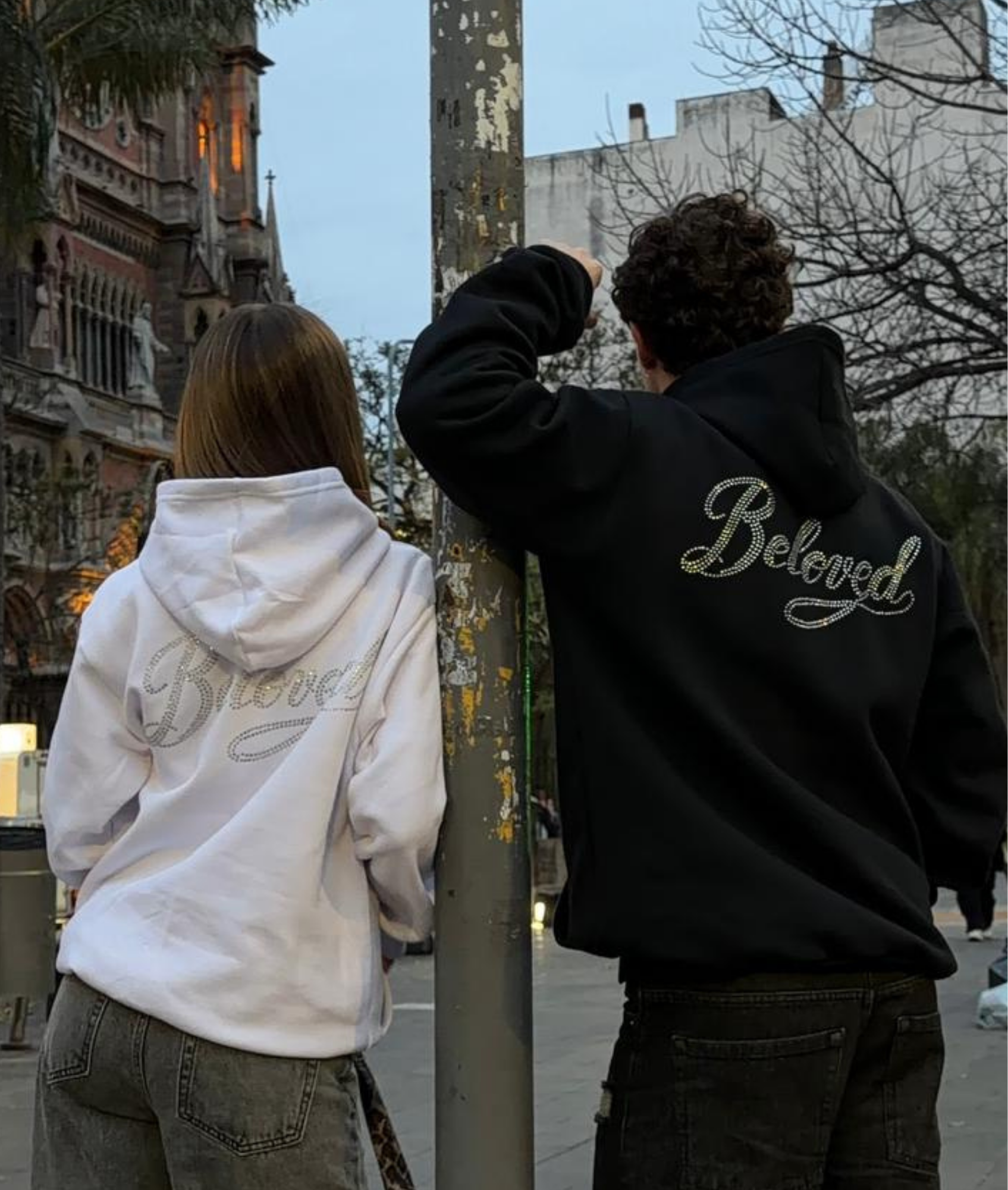 Pareja usando Beloved buzos