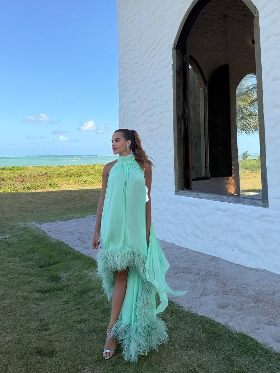 Vestido verde-água em seda e plumas