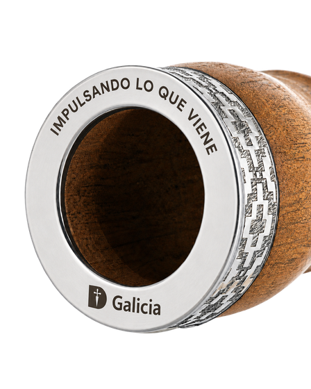 Mate de algarrobo con logo Galicia grabado en la virola
