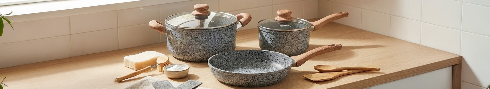 3 ollas de granito sobre una mesa de madera