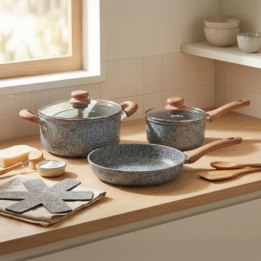 tres ollas de granito sobre una mesa de madera