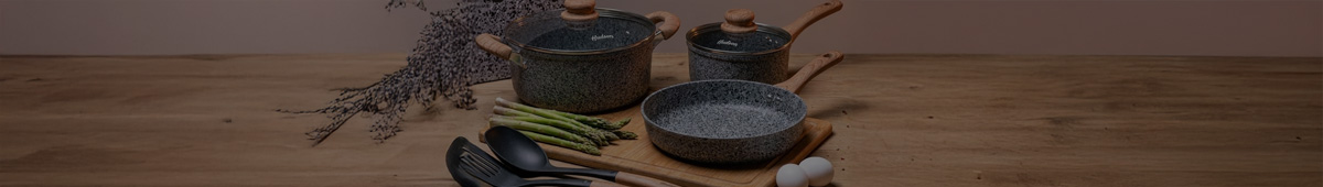 tres ollas de granito sobre una tabla de madera con verduras