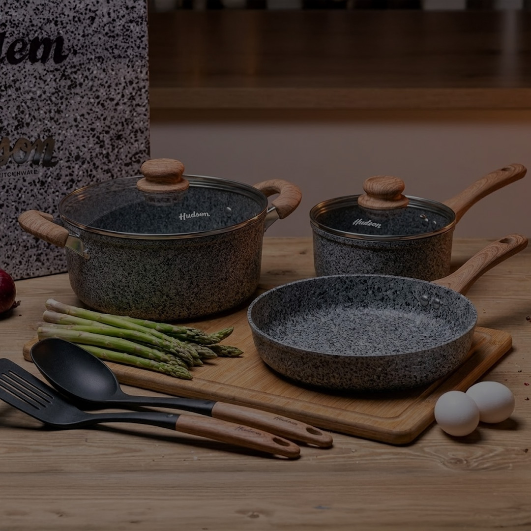 tres ollas de granito sobre una tabla de madera con verduras