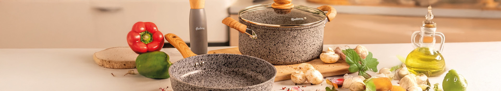 dos ollas de granito sobre una mesada blanca