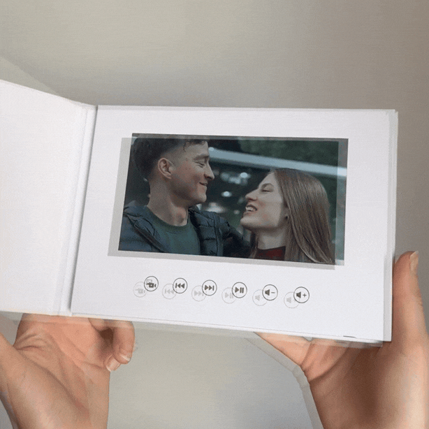 Videolibro personalizado reproduciendo fotos y videos al abrirse