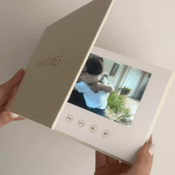 Videolibro Blanco reproduciendo fotos y videos al abrirse