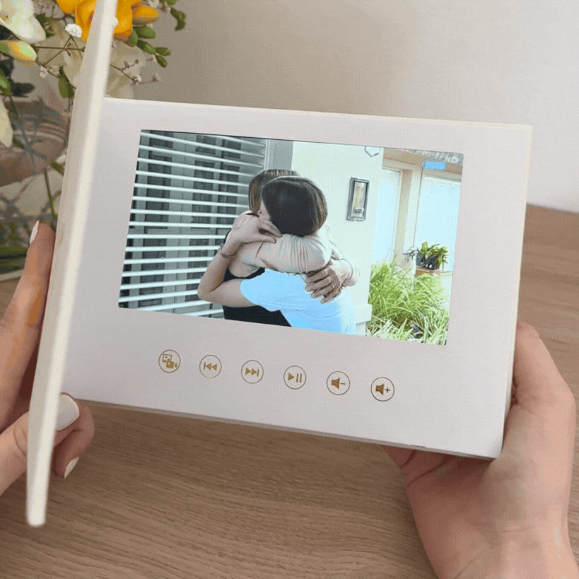Videolibro reproduciendo fotos y videos al abrirse