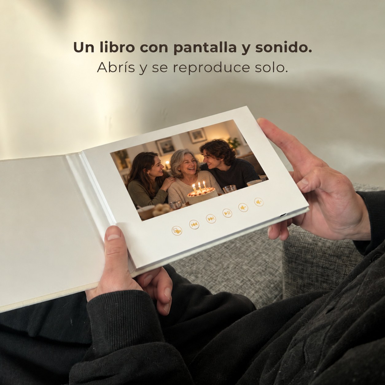 Videolibro Memories abierto con una escena ilustrativa de cumpleaños en familia