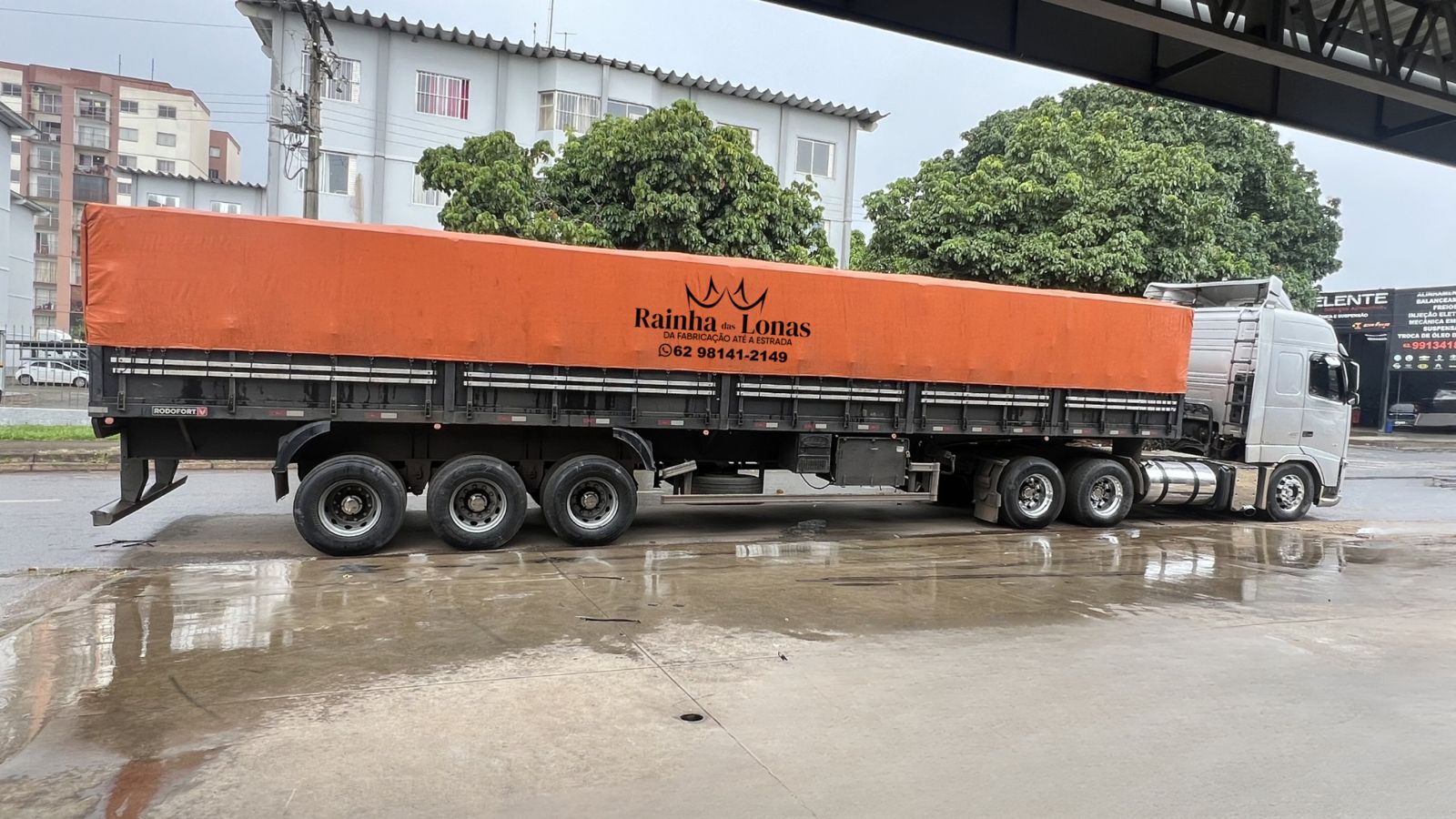 Carreta LS graneleira coberta com lona laranja da Rainha das Lonas