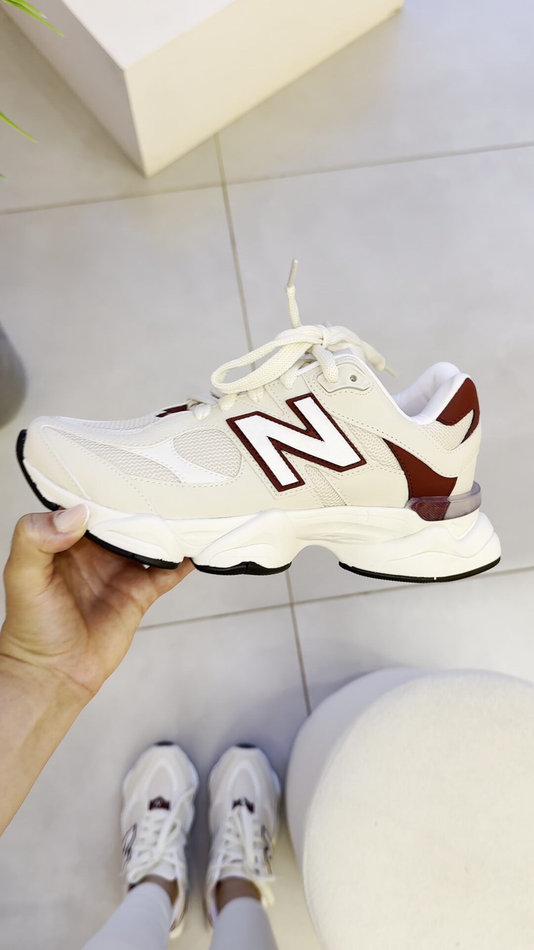 T&ecirc;nis 9060 Creme/Bord&ocirc; visto de lado