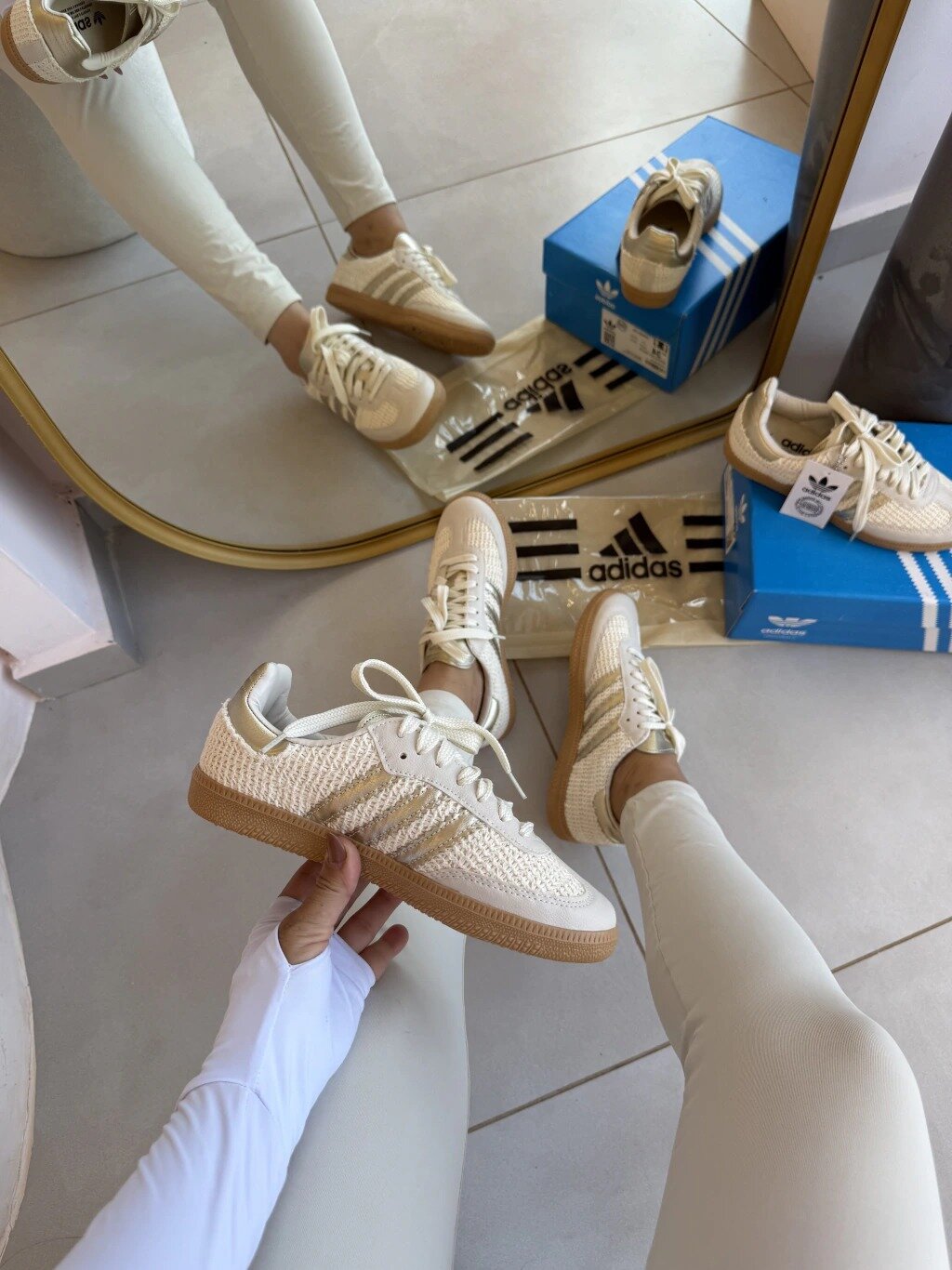 T&ecirc;nis SB Renda no p&eacute; com legging off-white
