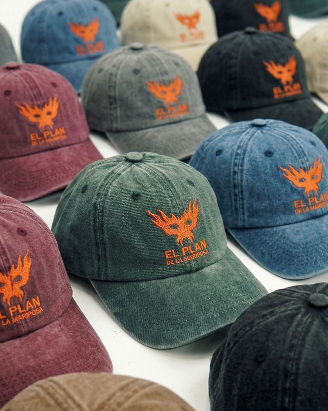 Gorras bordadas para El Plan de la Mariposa