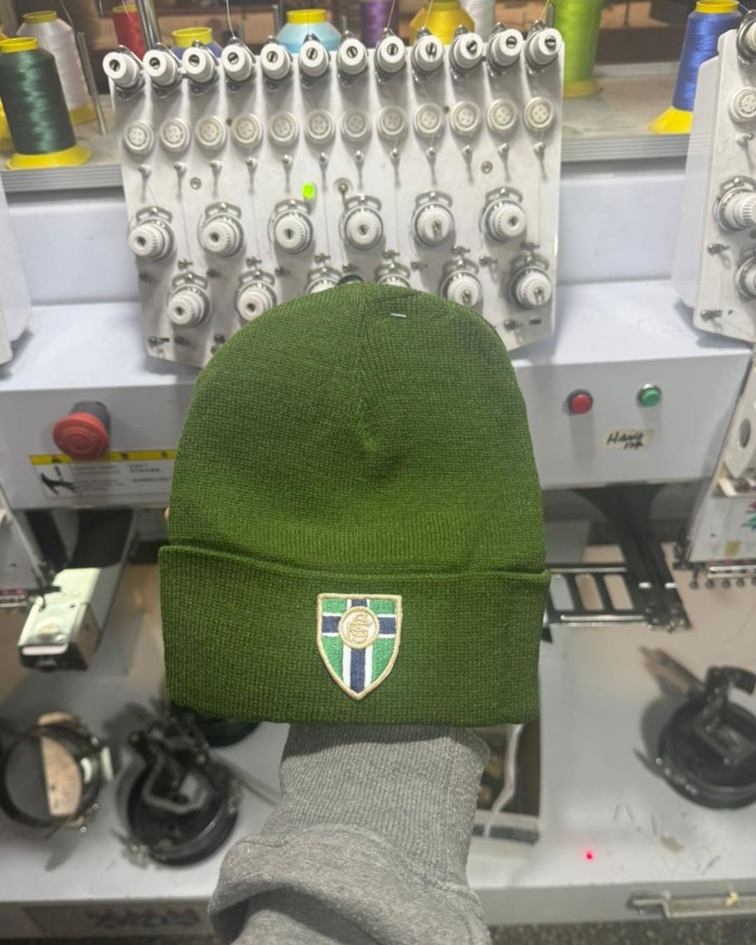 Gorro tejido con escudo bordado