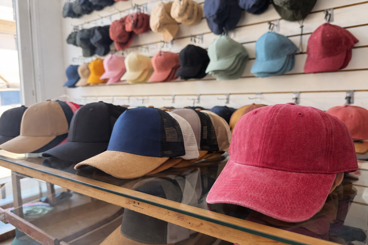 Local de Confecciones Winter con gorras y accesorios