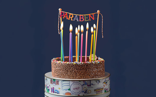 foto do bolo com velas e o topo de aniversário