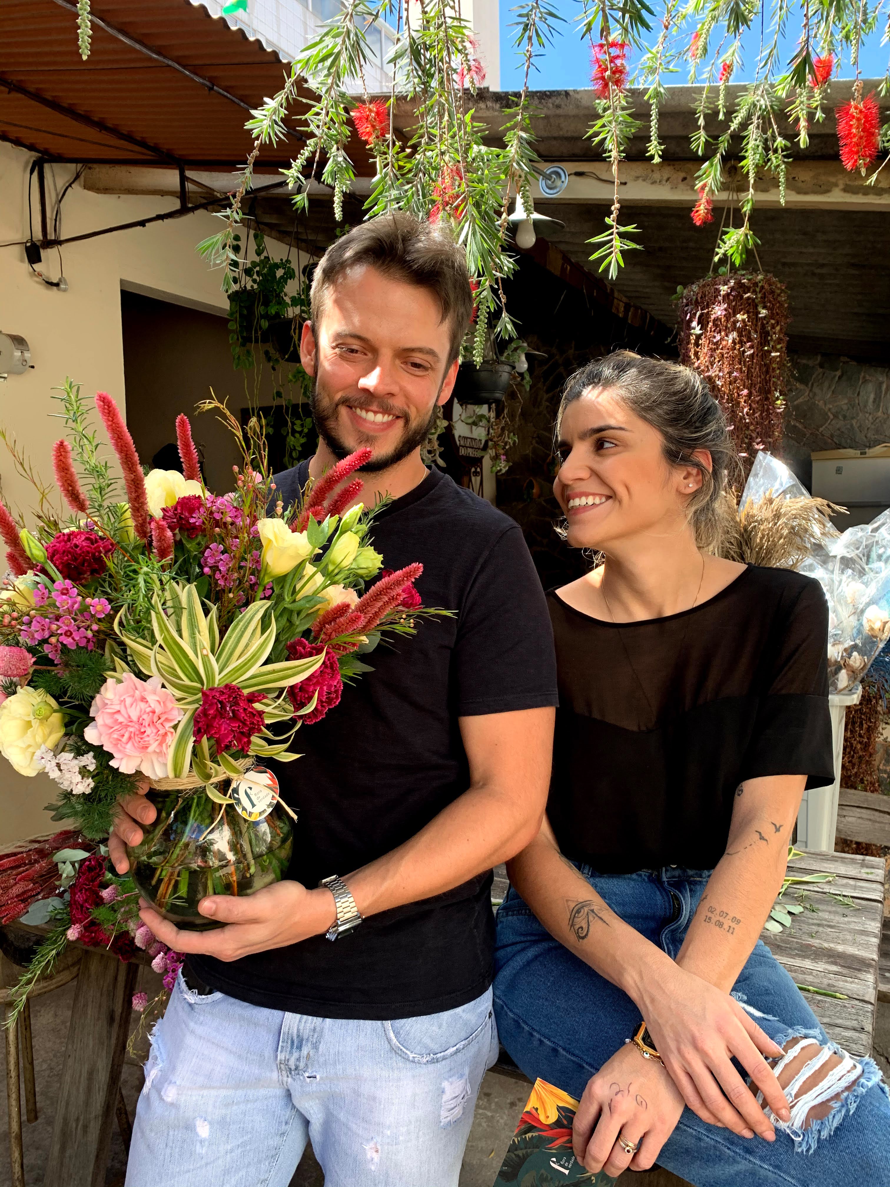 Bruna e Lucas, sócios da Flora de Verdade, com um arranjo autoral
