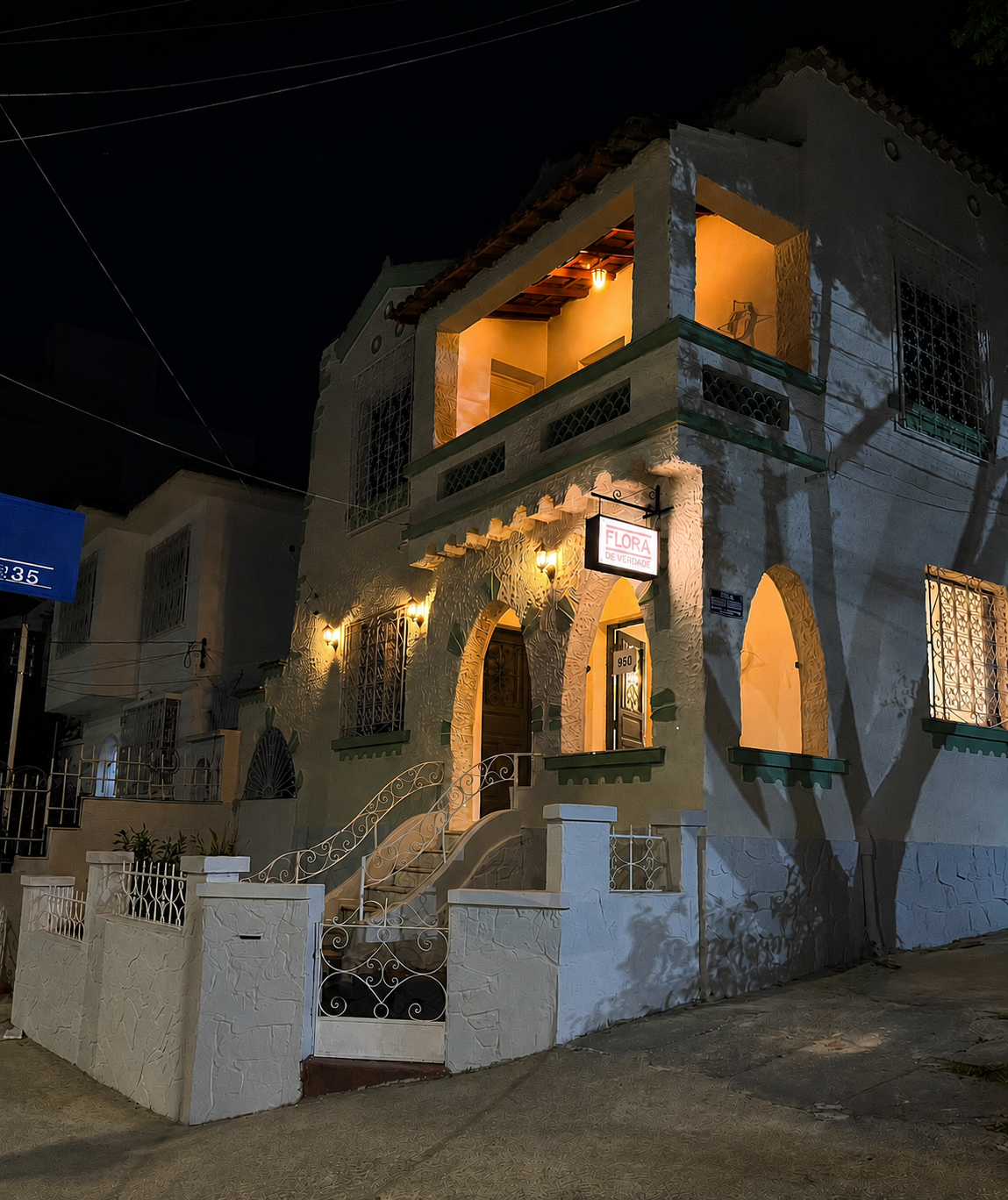 Fachada da Flora de Verdade em Belo Horizonte, casa centenária iluminada à noite