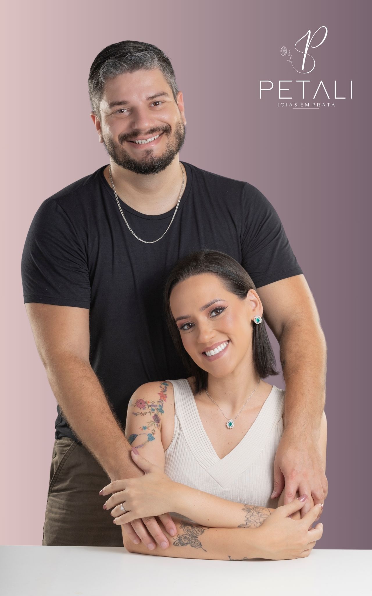 Foto do casal Douglas e Thaís, fundadores da PETALI