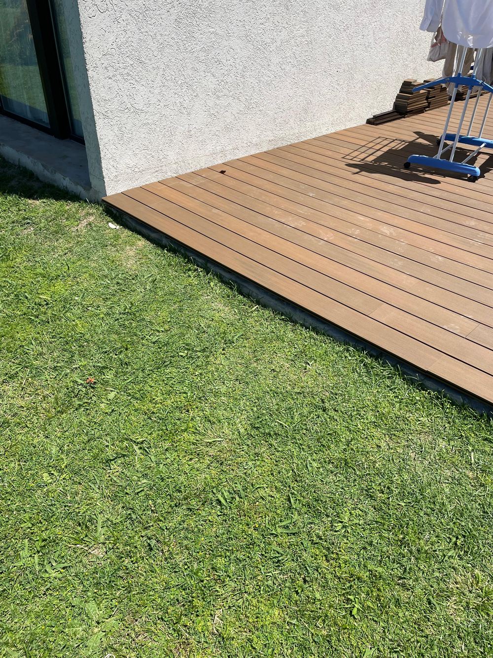 Deck terminado junto al jardín