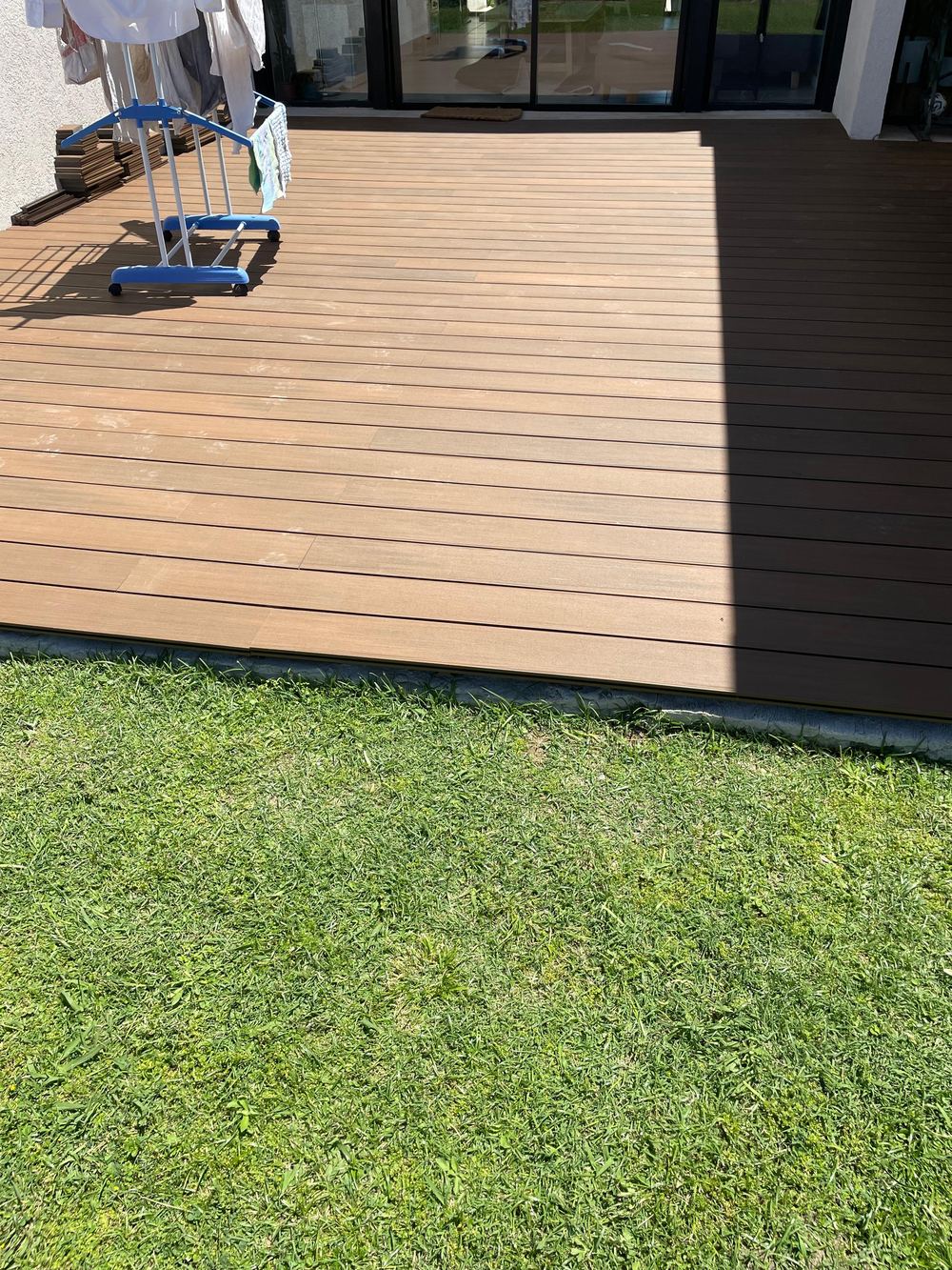 Deck terminado frente a los ventanales