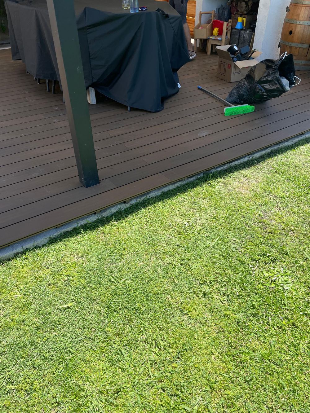 Deck terminado bajo la pérgola