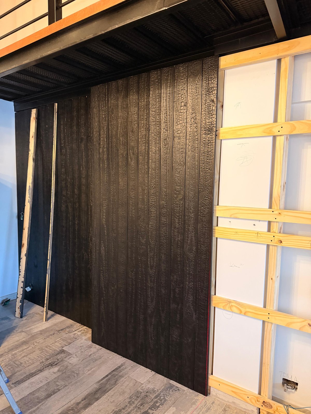 Colocación de las placas de madera quemada