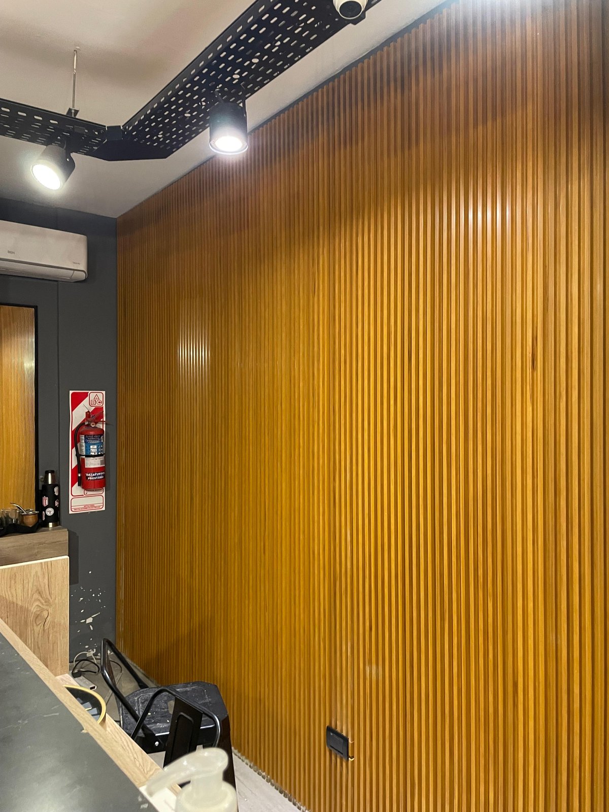 Panel listonado dorado en un local comercial