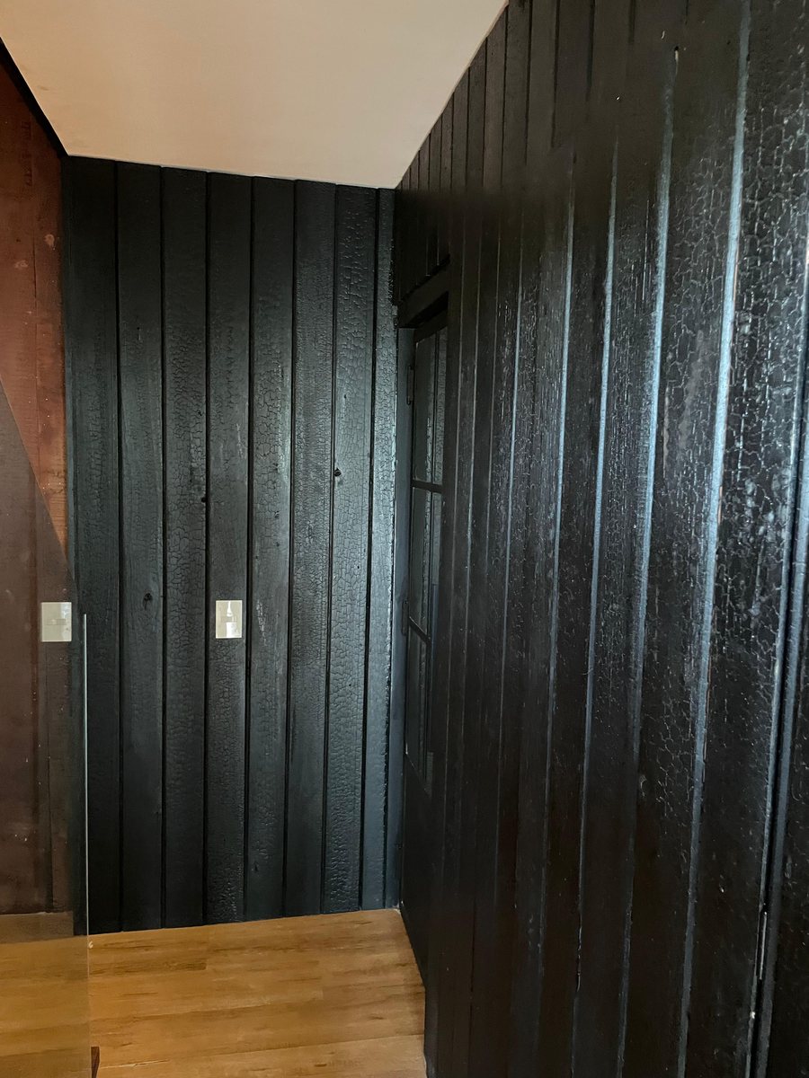 Instalación de madera quemada: Terminado: rincón con tomas
