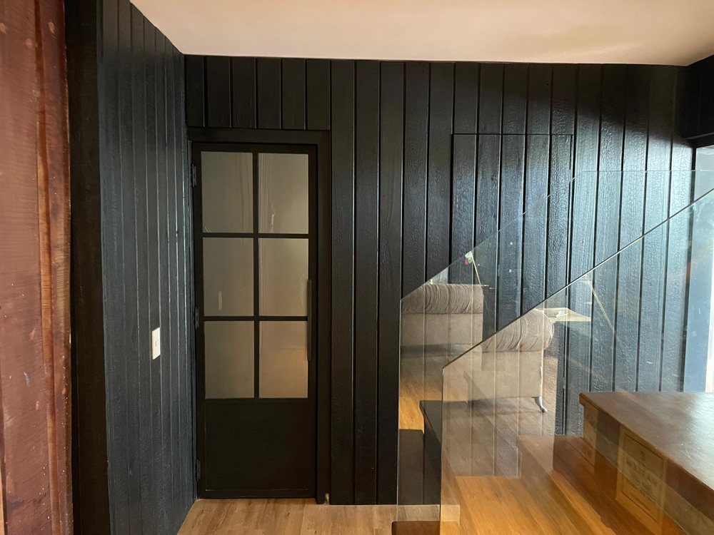Instalación de madera quemada: Resultado final con escalera