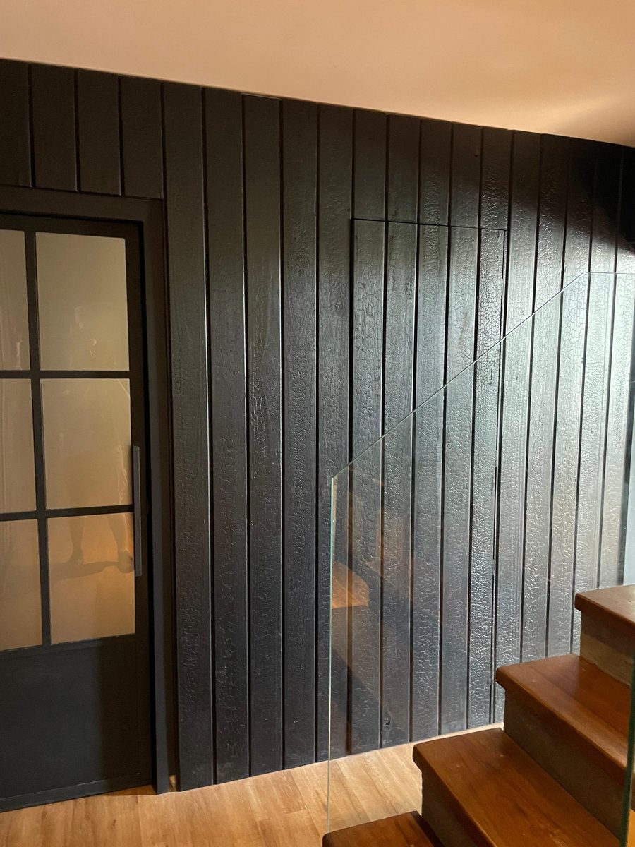 Instalación de madera quemada: Terminado: puerta y baranda de vidrio