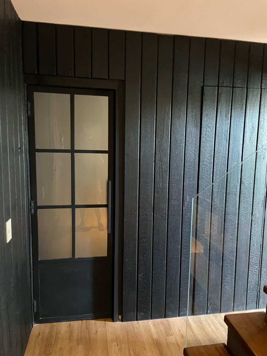 Instalación de madera quemada: Terminado: vista de frente