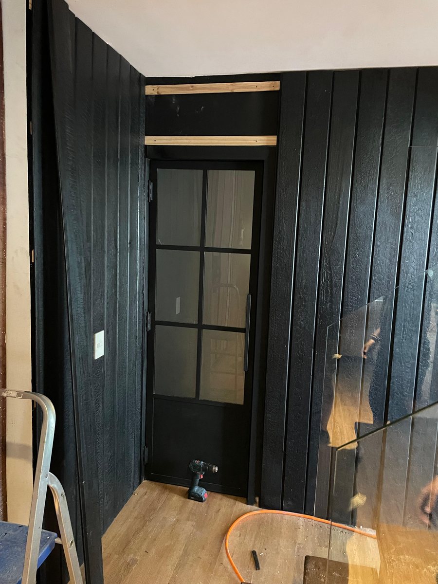 Instalación de madera quemada: Colocación de la madera quemada