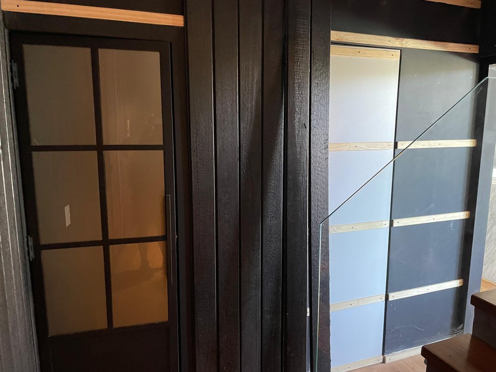 Instalación de madera quemada: Madera quemada y wall panel en obra