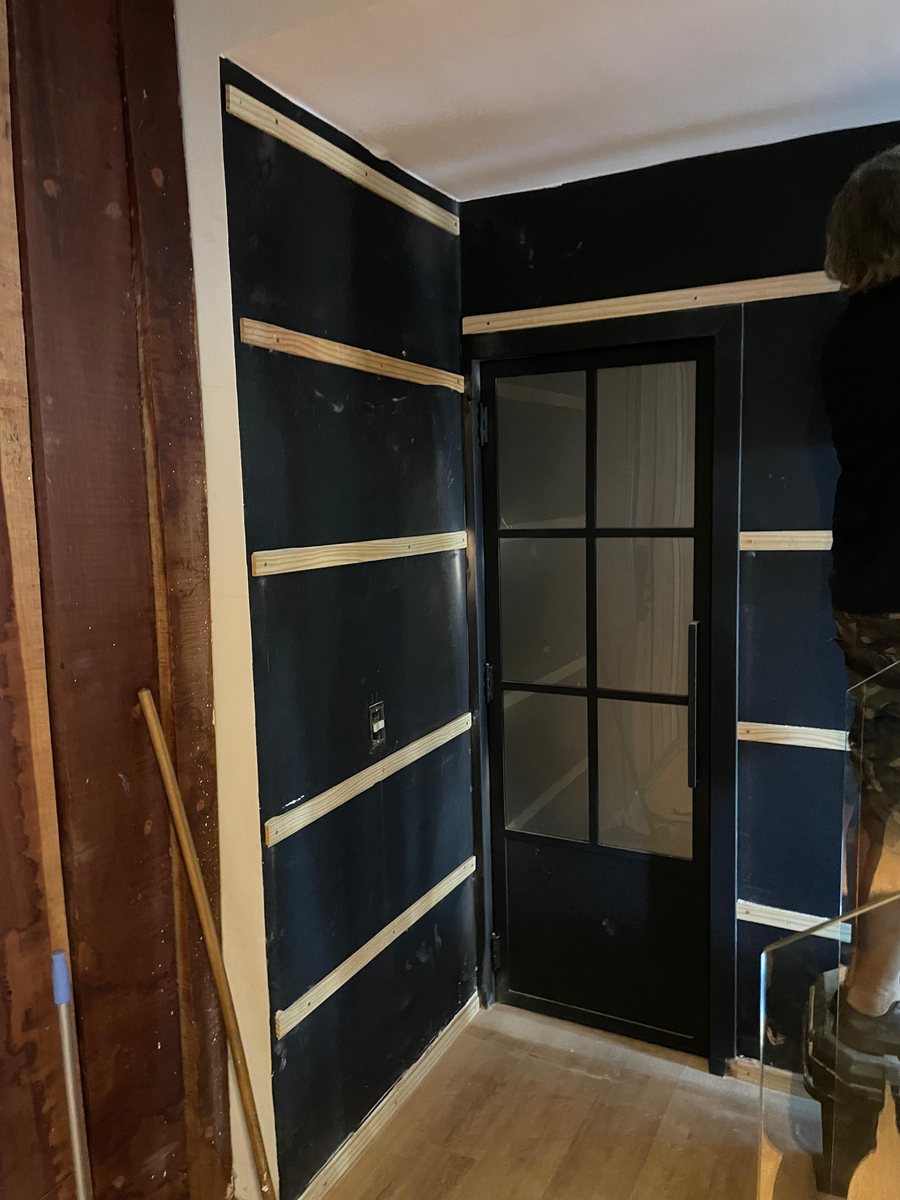 Instalación de madera quemada: Estructura de listones sobre la pared