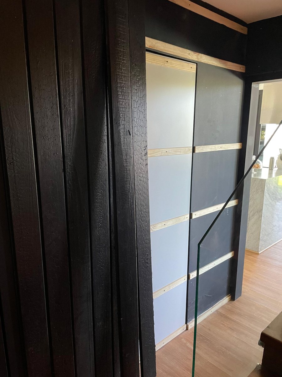 Instalación de madera quemada: Avance junto al wall panel