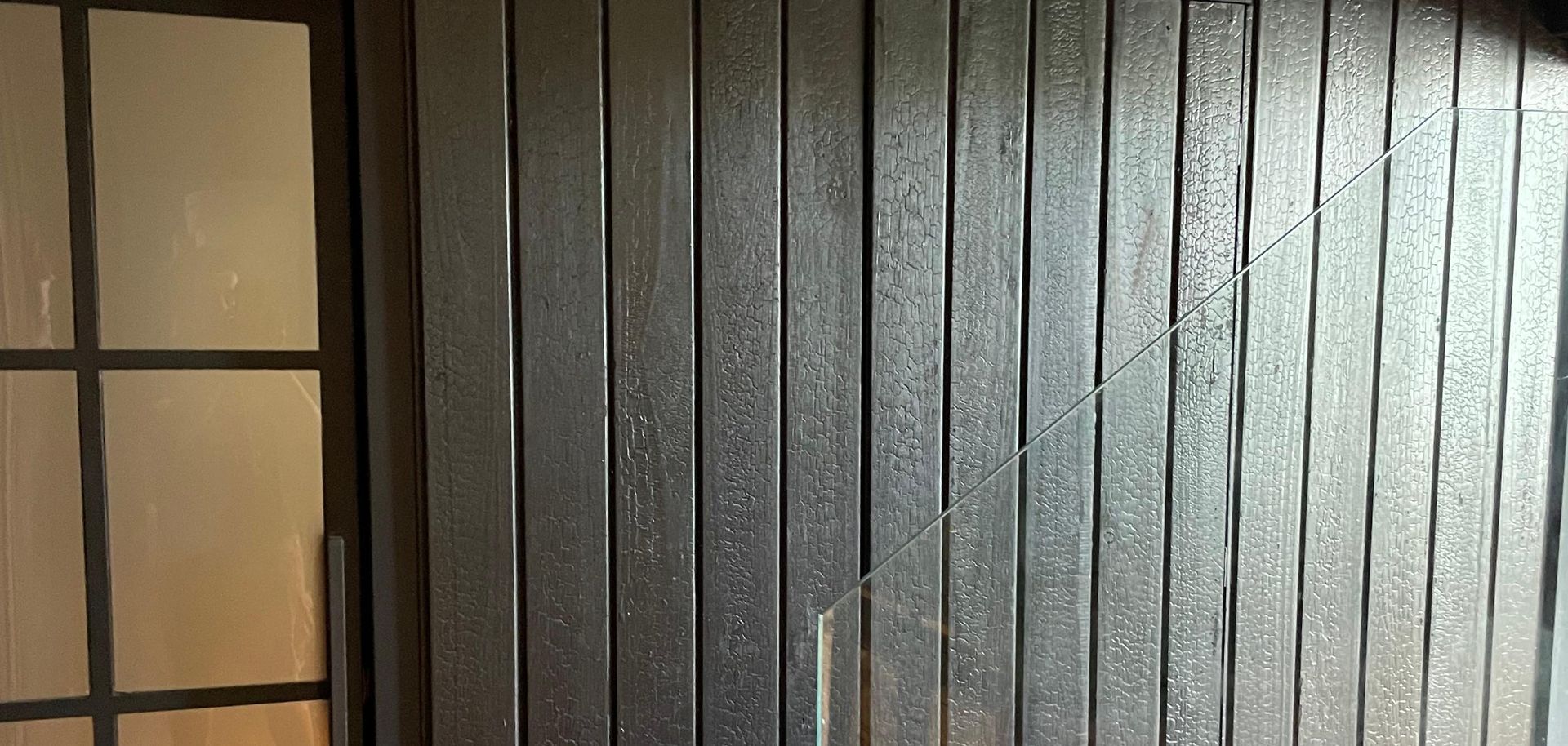 Pared de madera quemada instalada