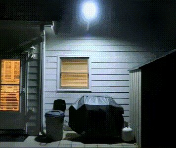 Lámpara solar con sensor de movimiento en pared exterior
