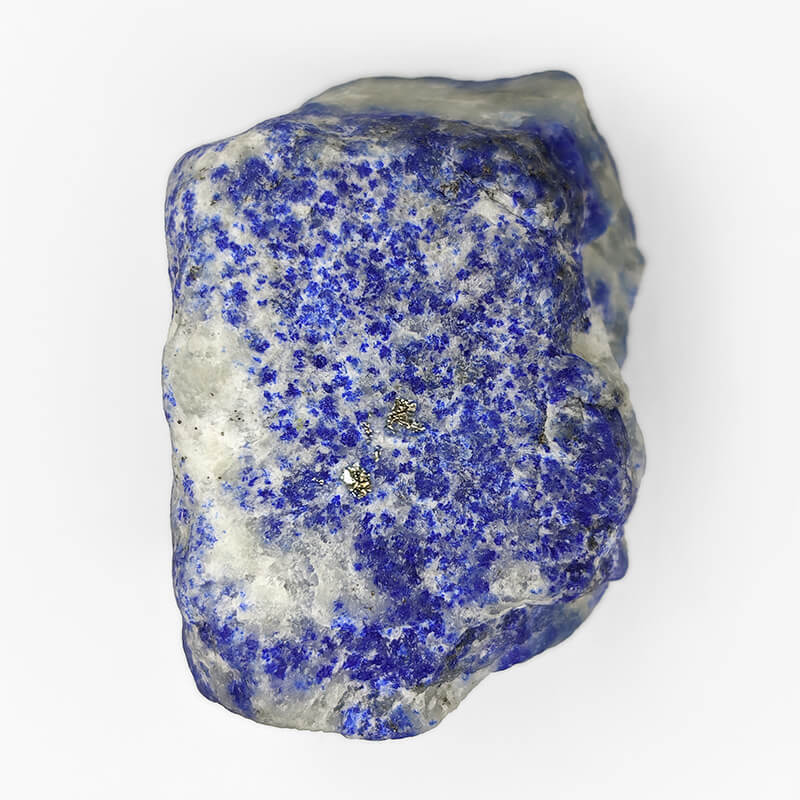 Peça de lápis-lazúli com azul, pontos dourados de pirita e veios brancos de calcita