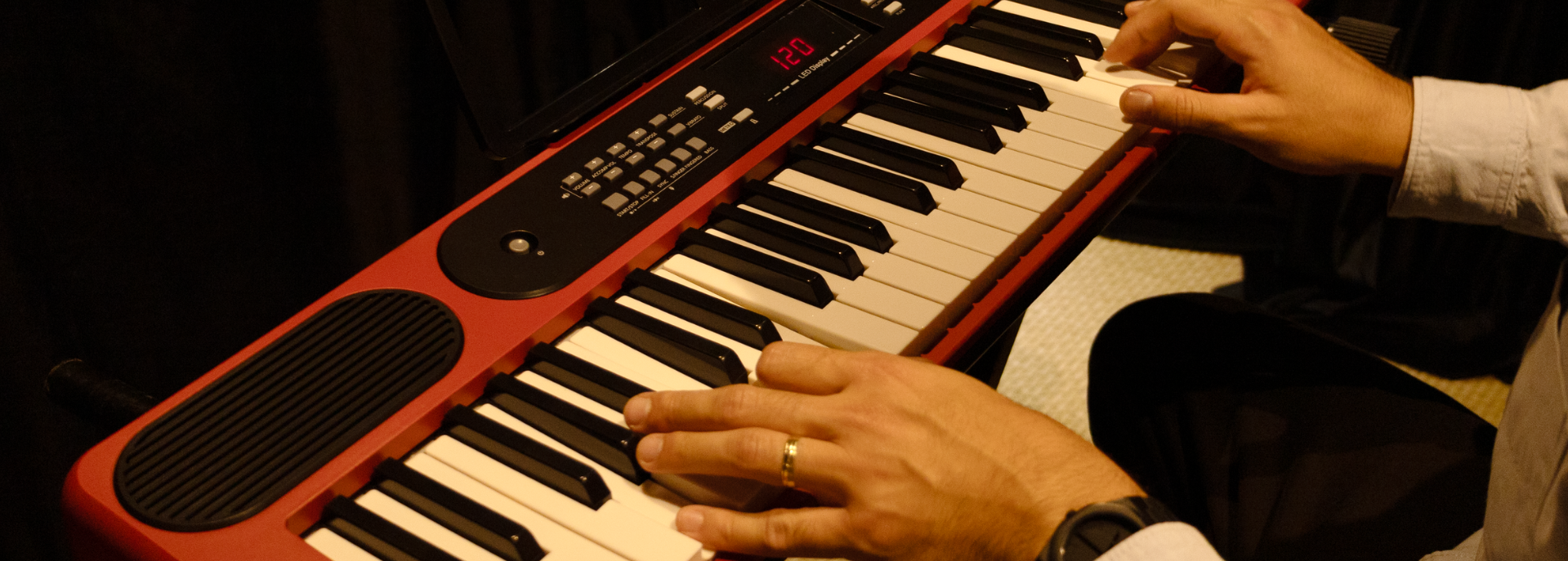 Teclado Musical 61 Teclas AZ KEYS TONE KT61 Vermelho com Fonte Bivolt