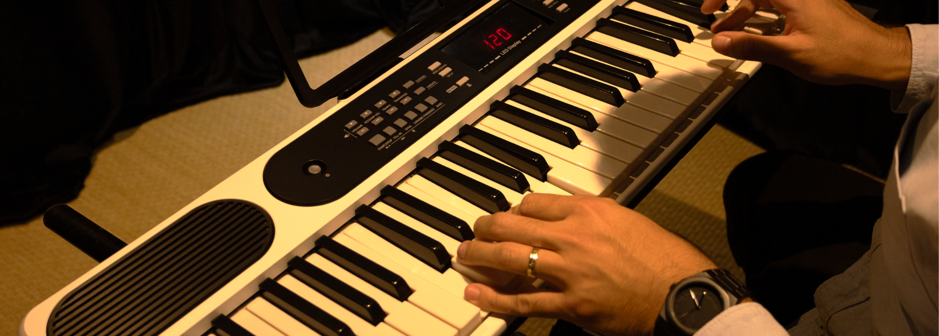 Teclado Musical 61 Teclas AZ KEYS TONE KT61 Branco com Fonte Bivolt